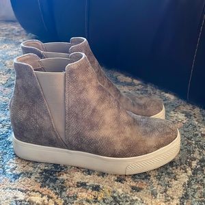 Wedge Sneaker
